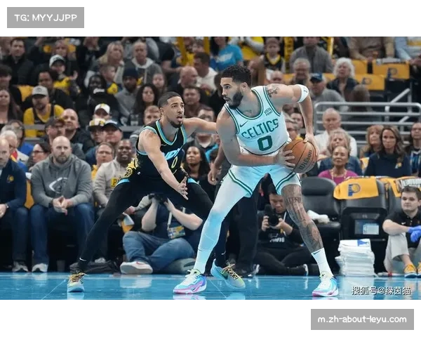 赛后互动引热议:亚历山大与哈利伯顿亲密交流并热情拥抱